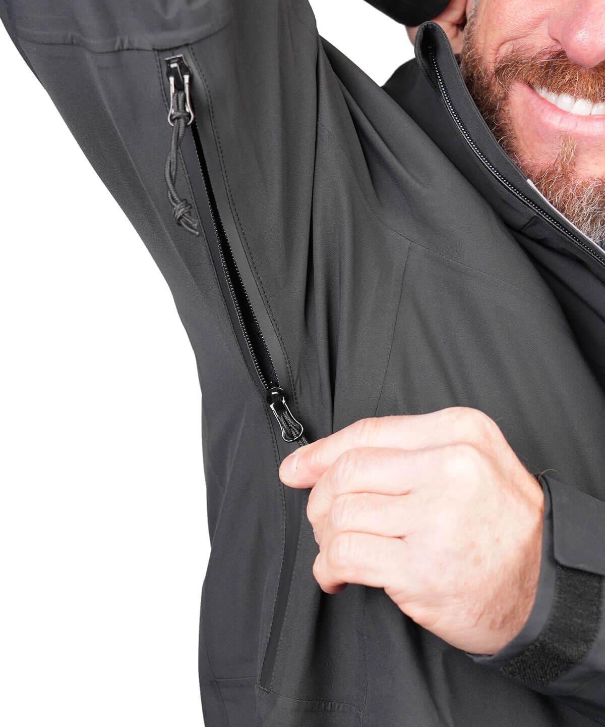 Detailansicht Unterarm-Reißverschluss der BERGMENSCH Herren 3-Lagen Regenjacke in der Farbe Black