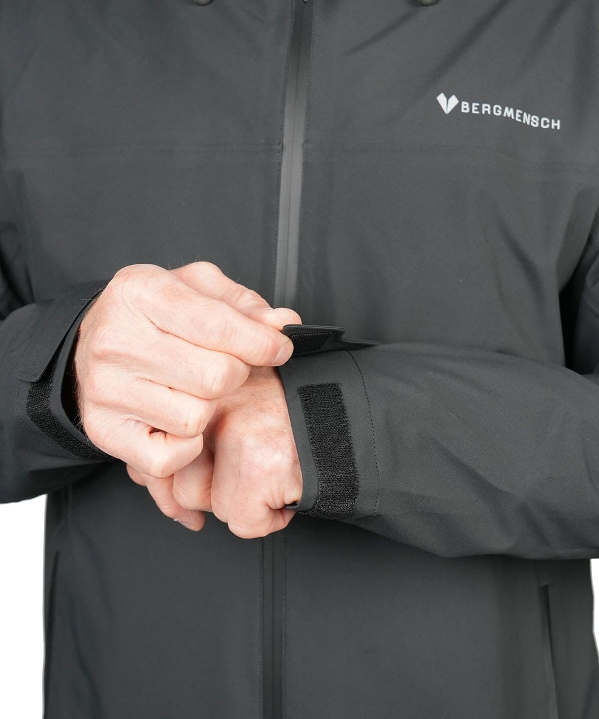 Detailansicht Klettverschluss der BERGMENSCH Herren 3-Lagen Regenjacke in der Farbe Black