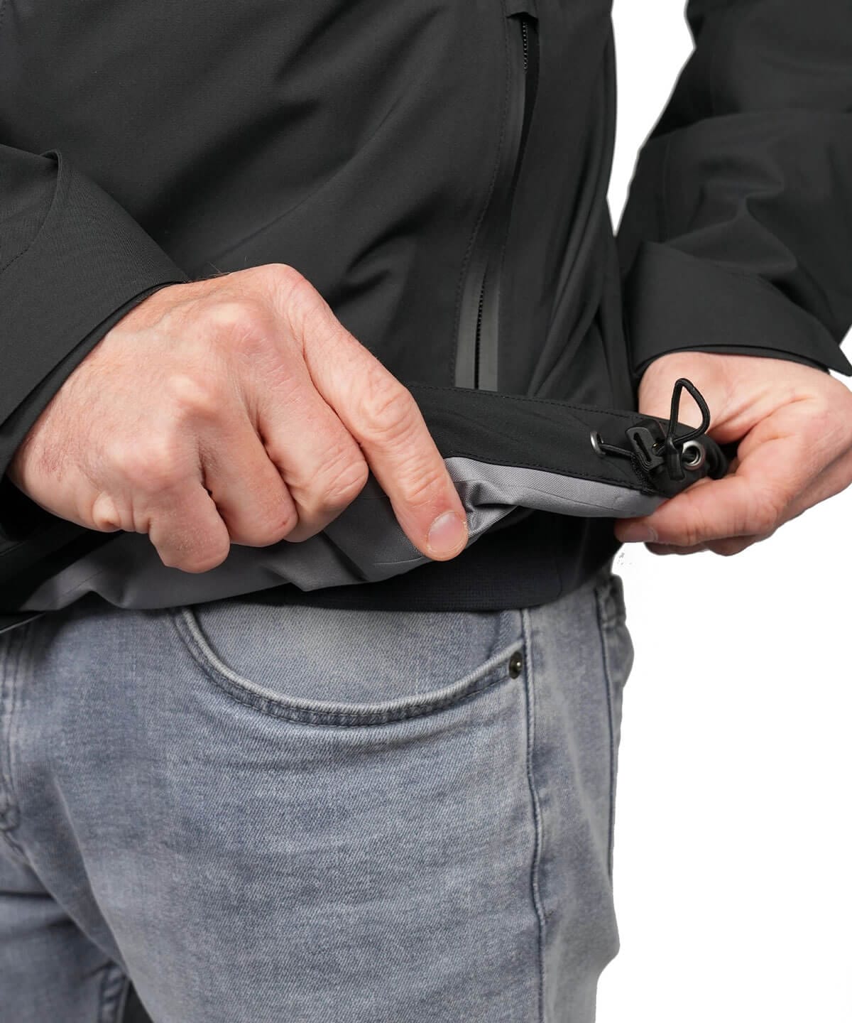Detailansicht Saumzug der BERGMENSCH Herren 3-Lagen Regenjacke in der Farbe Black