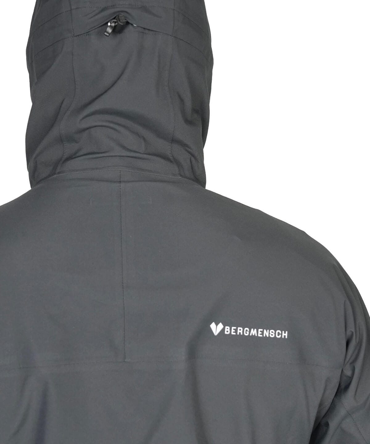 Rücken und Logo der BERGMENSCH Herren 3-Lagen Regenjacke in der Farbe Black