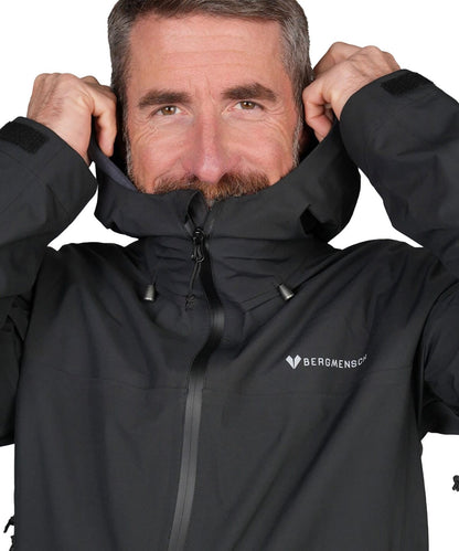 Detailansicht Kapuze der BERGMENSCH Herren 3-Lagen Regenjacke in der Farbe Black