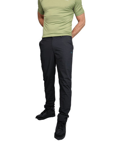 Model trägt die BERGMENSCH Wanderhose (lang) in schwarz