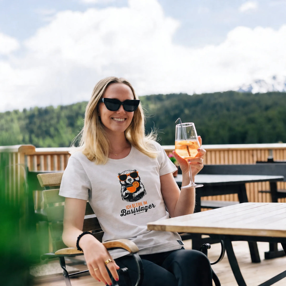 sitzende Frau mit Aperol in der Hand und dem 