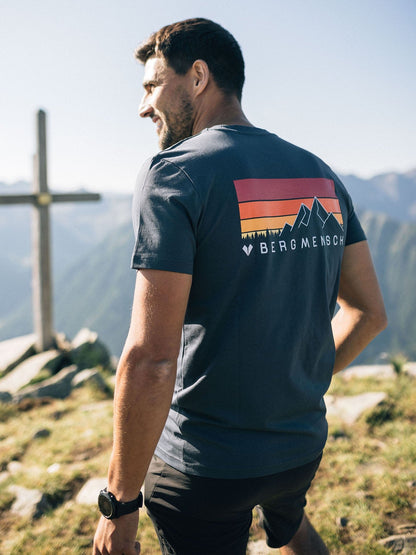 Mountain Sunset - Unisex Premium Organic Shirt von Bergmensch