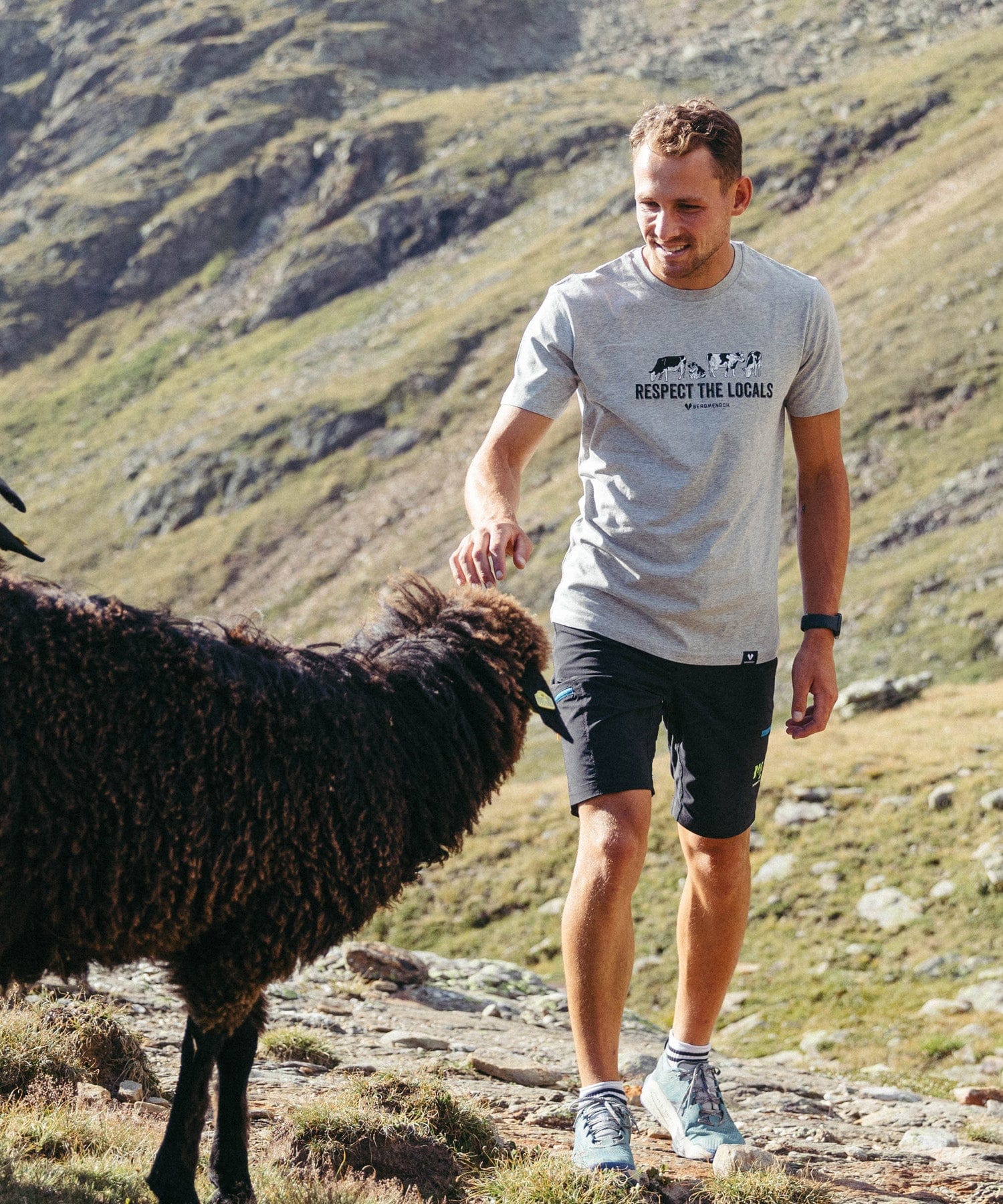 Respect the Locals - Unisex Premium Organic Shirt von Bergmensch